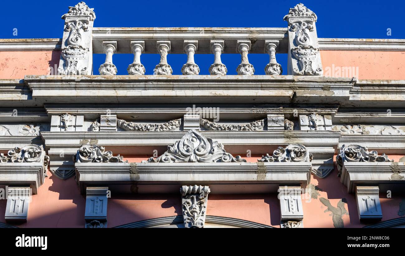 Cornici neoclassiche ornate e un parapetto balaustro decorano la facciata di un edificio in Calle Nava y Grimon, la Laguna, Tenerife. Foto Stock