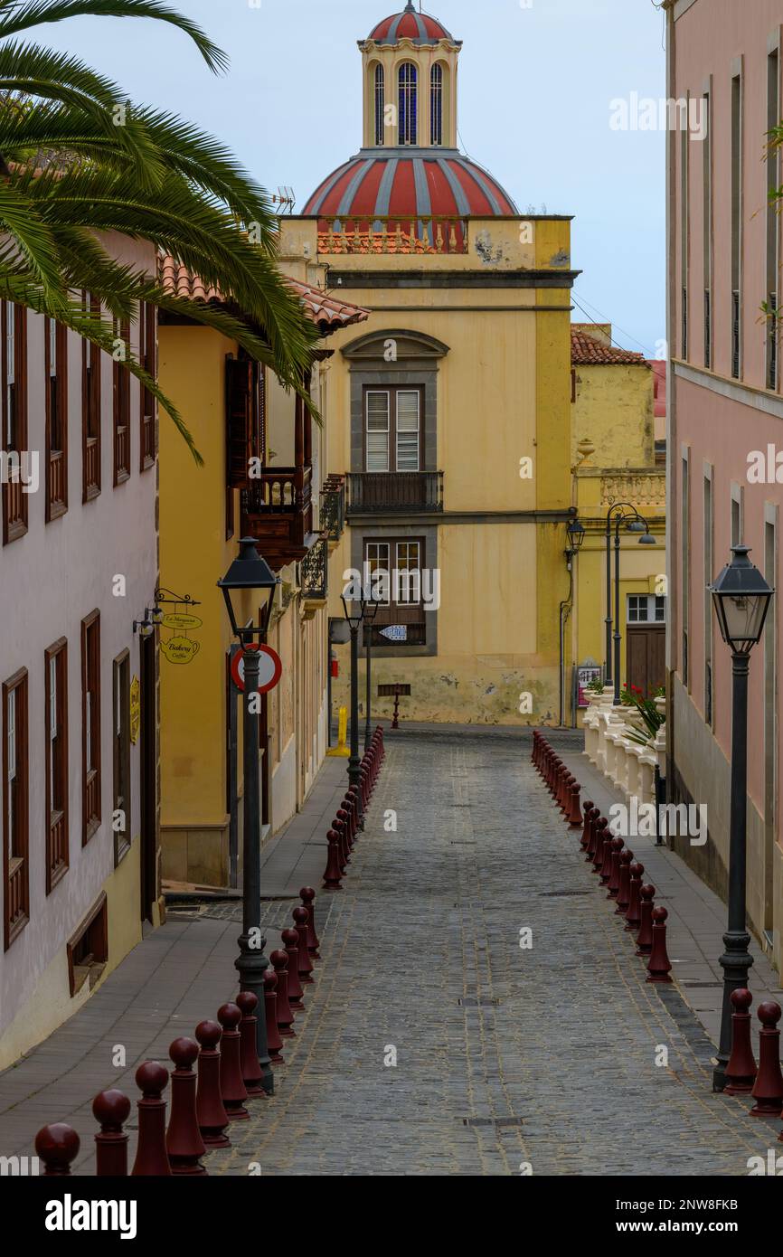 La cupola rossa decorata e la cupola di Iglesia de la Concepción si innalzano sui tetti in terracotta e sugli edifici dai colori vivaci di la Orotava a Tenerife. Foto Stock