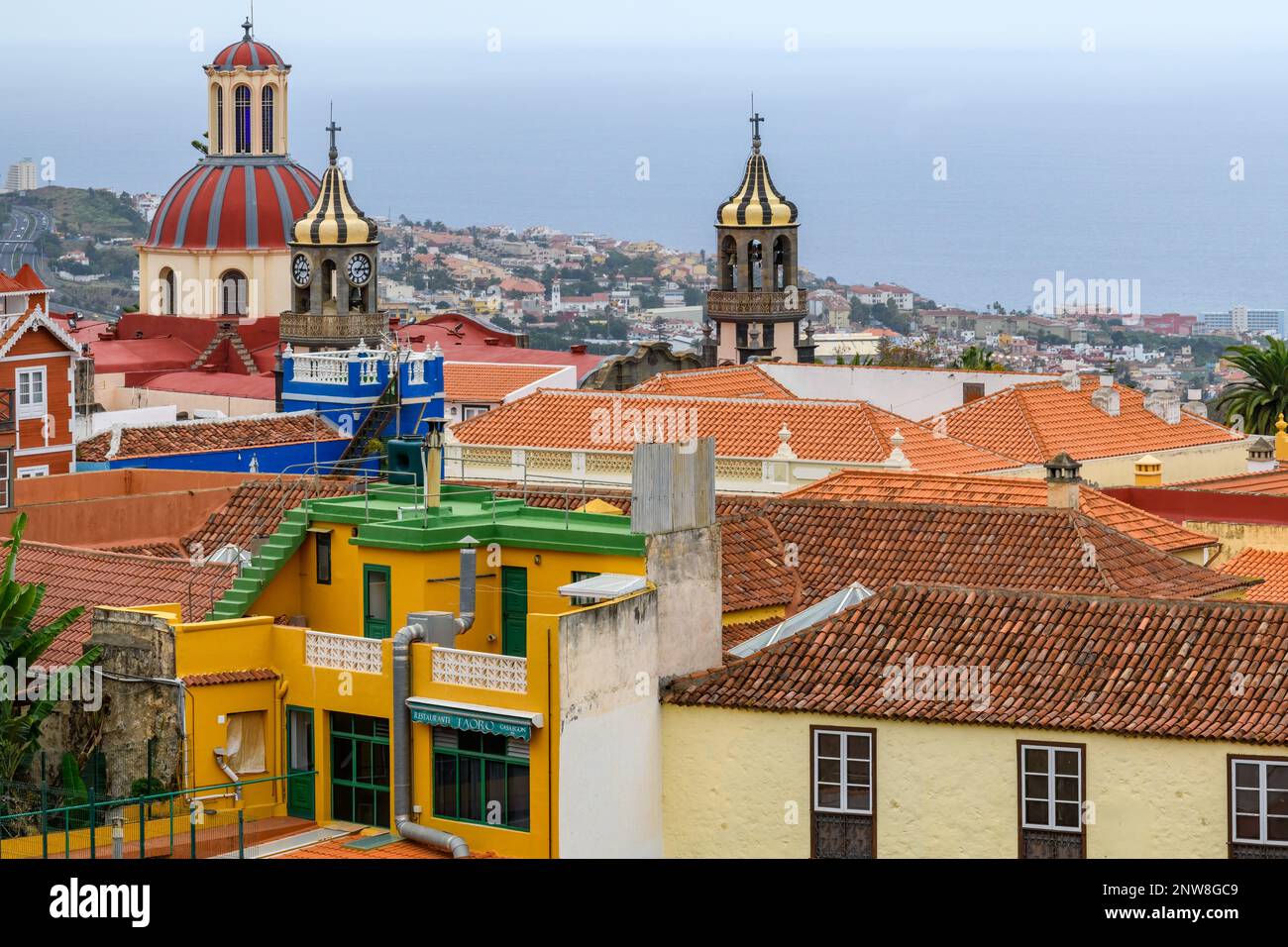 La cupola ornata e le cupole di Iglesia de la Concepción si innalzano sui tetti in terracotta e sugli edifici dai colori vivaci di la Orotava a Tenerife. Foto Stock