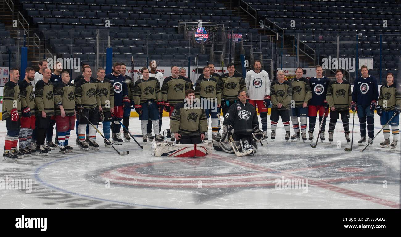 Columbus Blue Jackets Alumni e The Wright Flyers scatta una foto di gruppo il 5 gennaio 2023 alla Nationwide Arena di Columbus, Ohio. Le Blue Jackets hanno dato il via alla loro annuale Military Appreciation Night con un amichevole gioco di esibizioni tra gli ex giocatori e i Wright Flyers, un team ricreativo composto da personale militare e civile della base dell'aeronautica militare Wright-Patterson. Foto Stock