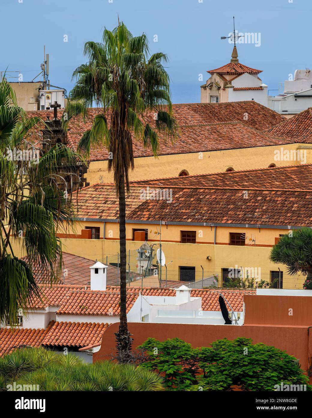 I tetti in terracotta arancione/rosso di la Orotava a Tenerife. Foto Stock