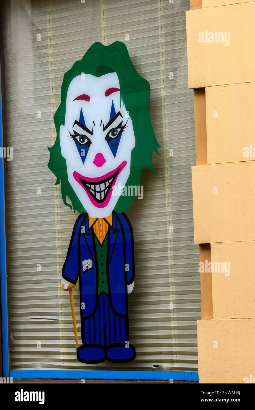 Un colorato personaggio dei cartoni animati "Joker" sulla vetrina di un negozio in Calle Tomás Zerolo a la Orotava a Tenerife Foto Stock