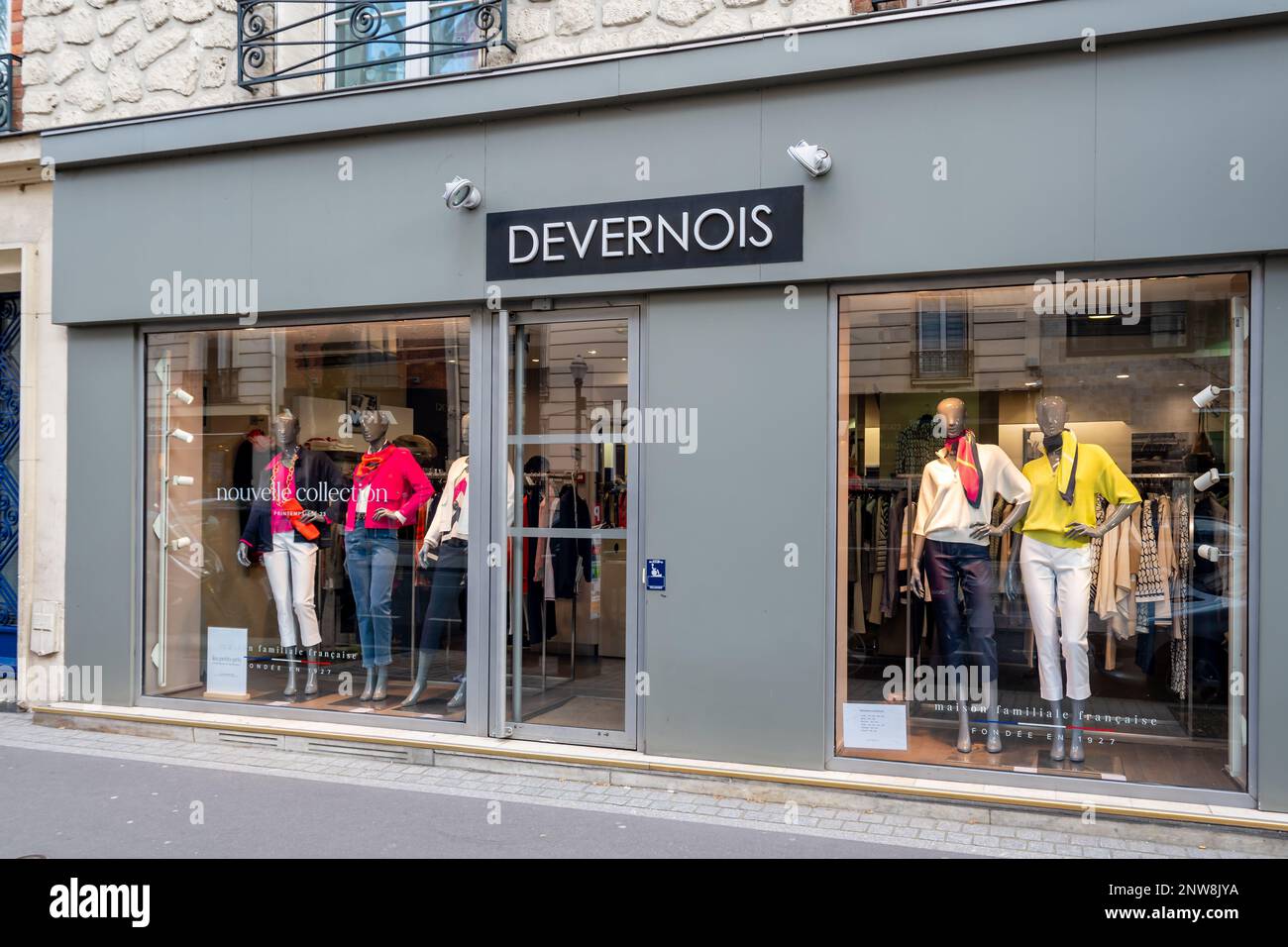 Vista esterna di una boutique Devernois, un'azienda francese di  abbigliamento femminile specializzata in maglieria, Parigi, Francia Foto  stock - Alamy