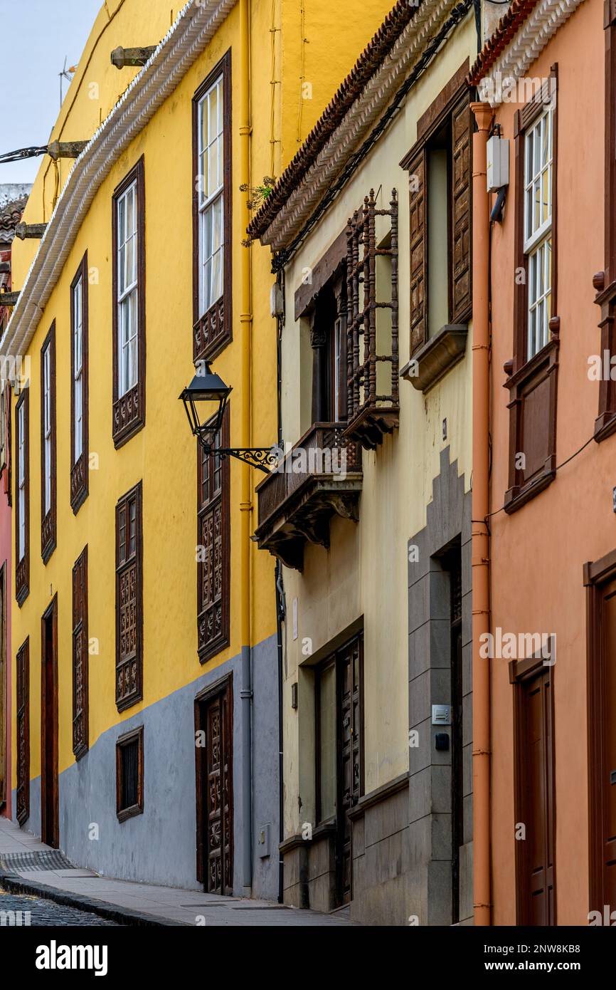 Edifici colorati costeggiano Calle Tomas Zerolo, nella storica e pittoresca Orotava di Tenerife. Foto Stock