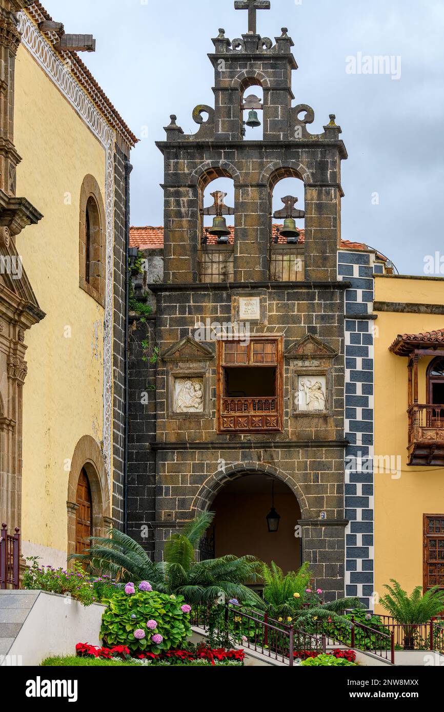 Il campanile barocco dell'ex convento di Nuestra Señora de Gracia a la Orotava, Tenerife, che è attualmente la Casa della Cultura di San Agustín Foto Stock