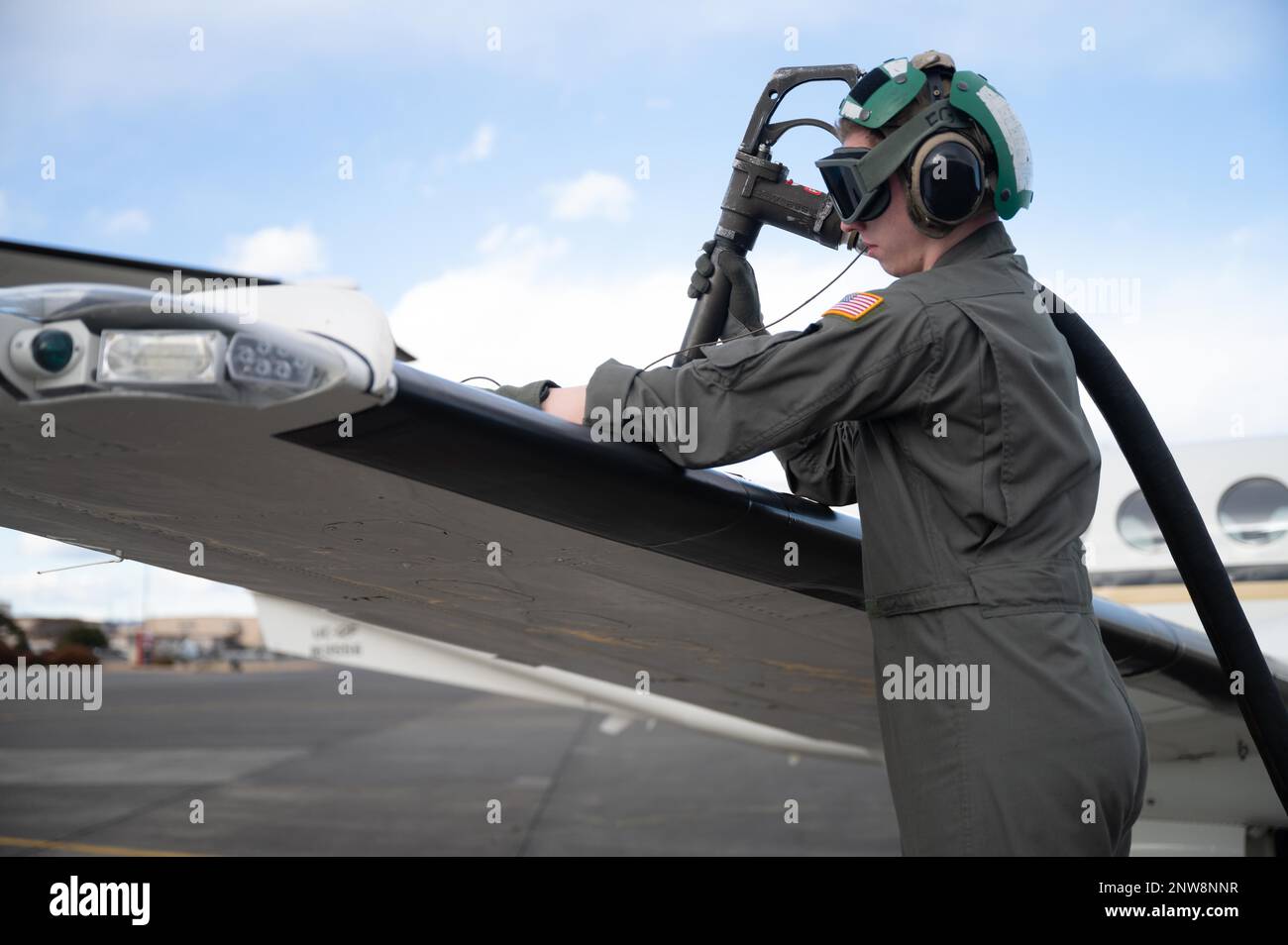 NEGLI STATI UNITI Il pilota della Marina militare della Naval Air Facility di Misawa pompa carburante in un Huron C-12J alla base aerea di Yokota, 4 gennaio 2023. Il centro servizi Fuels rifornisce gli aerei che atterrano sulla base da qualsiasi parte del mondo. Foto Stock