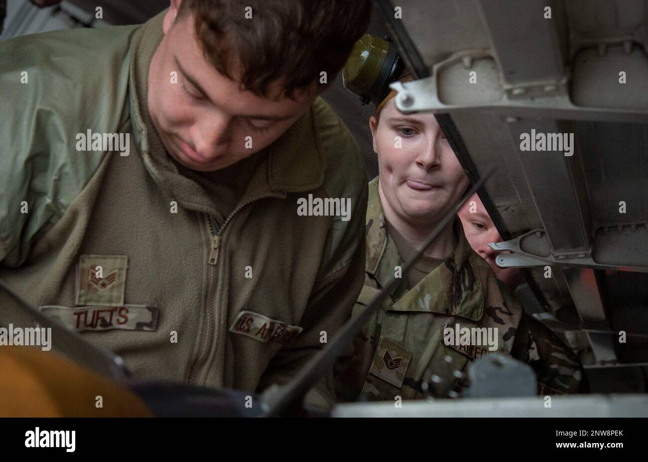 Senior Airman Parker Tufts, staff Sgt. Kayla Smiley, e Senior Airman Hunter Brooks, 43rd Fighter Generation Squadron, si assicurano un AIM-9 nel concorso annuale della squadra di carico di armi del 10 febbraio presso la base dell'aeronautica di Eglin, Flah. Due squadre hanno gareggiato per vedere chi poteva caricare un AIM-120 e un AIM-9 sul loro F-22 Raptor il più veloce e con il minor numero di errori. Foto Stock