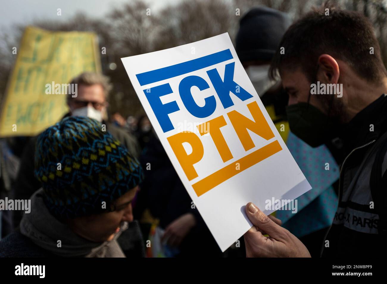 Berlino, Germania, 27-02-2022. Le persone con un cartello anti-guerra PTN della FCK partecipano a un raduno di pace contro l'invasione russa dell'Ucraina. Foto Stock