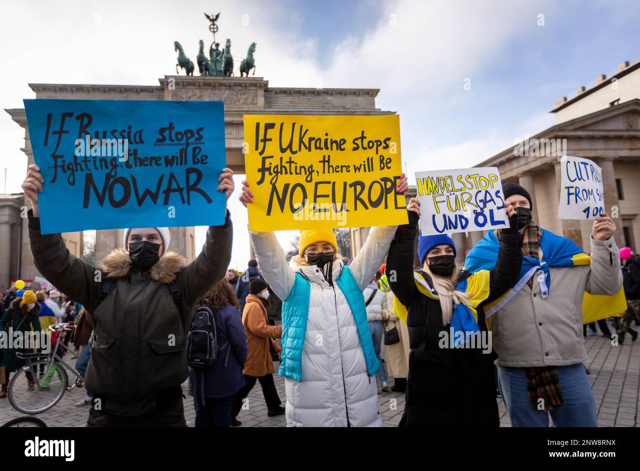 02-27-22 Un gruppo di giovani manifestanti con bandiere improvvisate grida canti bellici nel rally di pace a Berlino, demo vicino alla porta di Brandeburgo per sostenere l'Ucraina Foto Stock