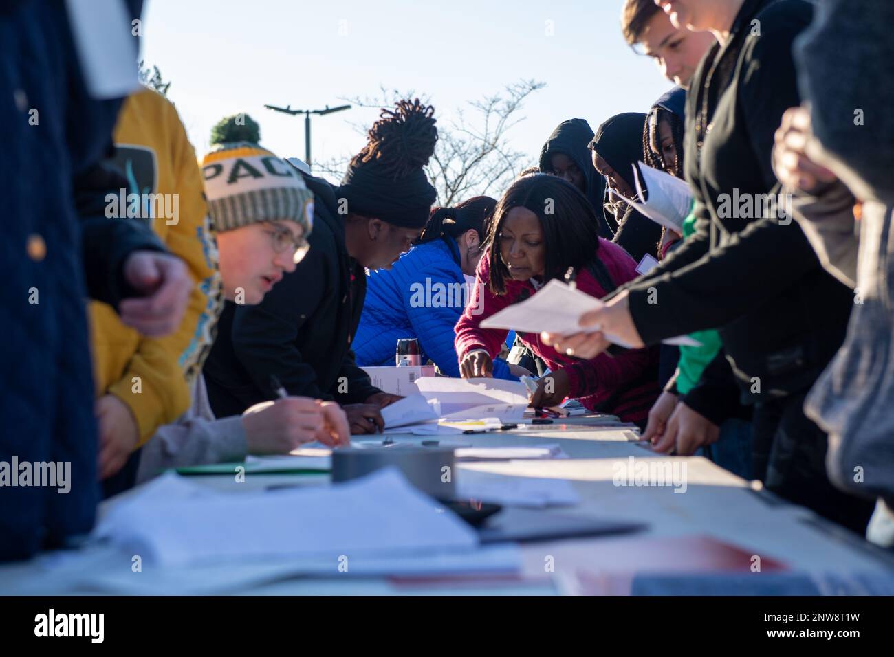 I volontari registrano gli studenti alla Legacy Flight Academy durante Accelerating the Legacy 2023 a Charleston, South Carolina, 18 febbraio 2023. Gli studenti locali delle scuole elementari, medie e superiori hanno trascorso il terzo giorno ad accelerare l'eredità sulla linea di volo della base congiunta di Charleston, a interagire con gli Airmen, a visitare vari aerei dell'aeronautica militare e a volare. Foto Stock