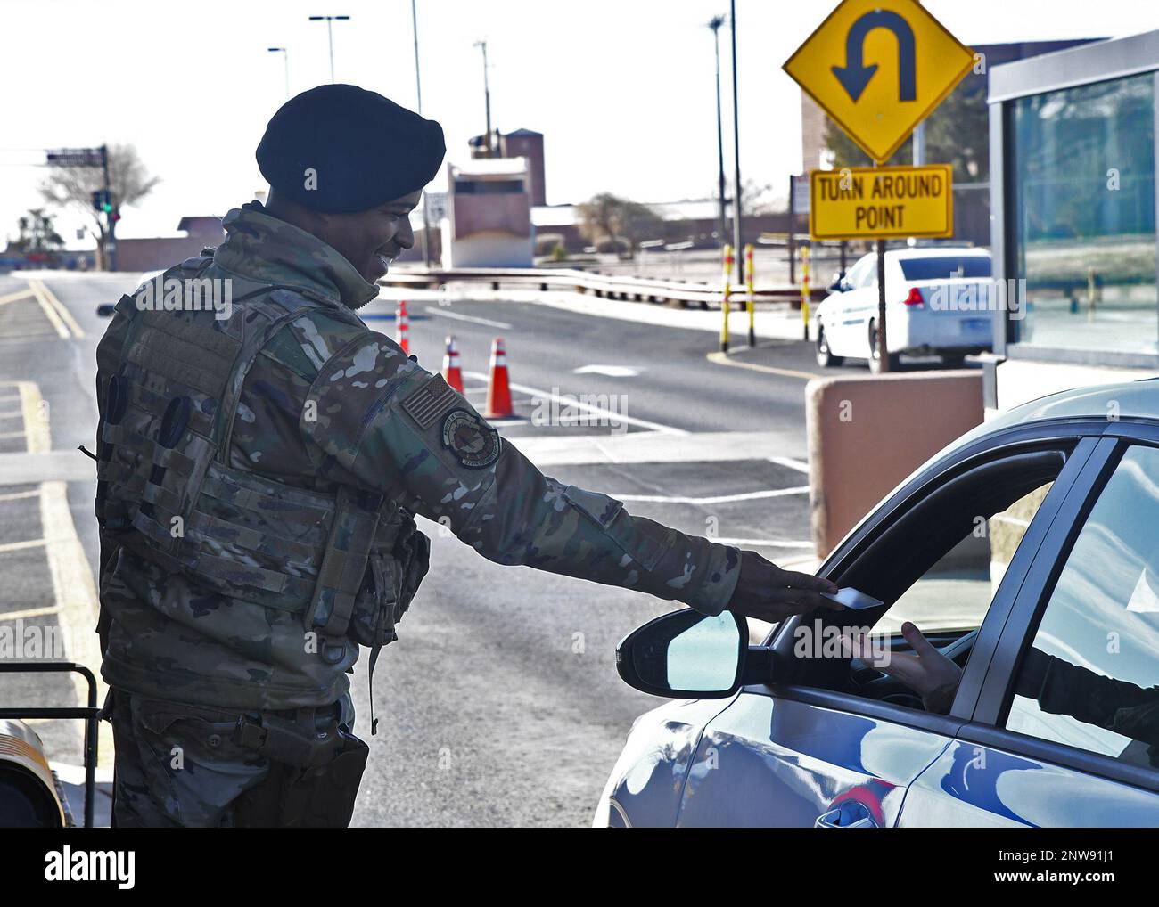 Airman 1st Class Derek Brown, 377th Security Forces Squadron, controlla le identificazioni al cancello della base aerea di Kirtland, New Mexico 2 febbraio. Foto Stock