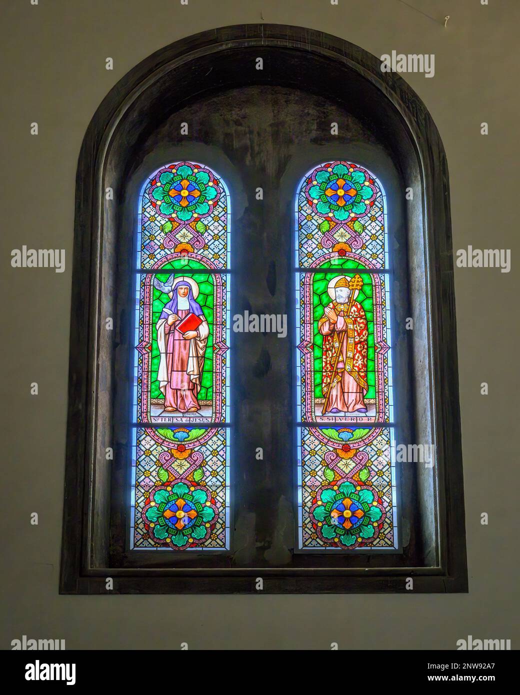 Una vetrata colorata con le figure di Santa Teresa de Jesus e San Silverio nella cattedrale di San Cristóbal de la Laguna a Tenerife. Foto Stock
