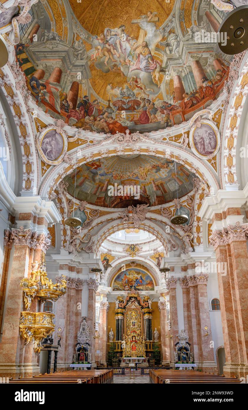Interno di Dom St Jakob (Cattedrale di Innsbruck) nel centro storico (altstadt), Innsbruck, Austria Foto Stock