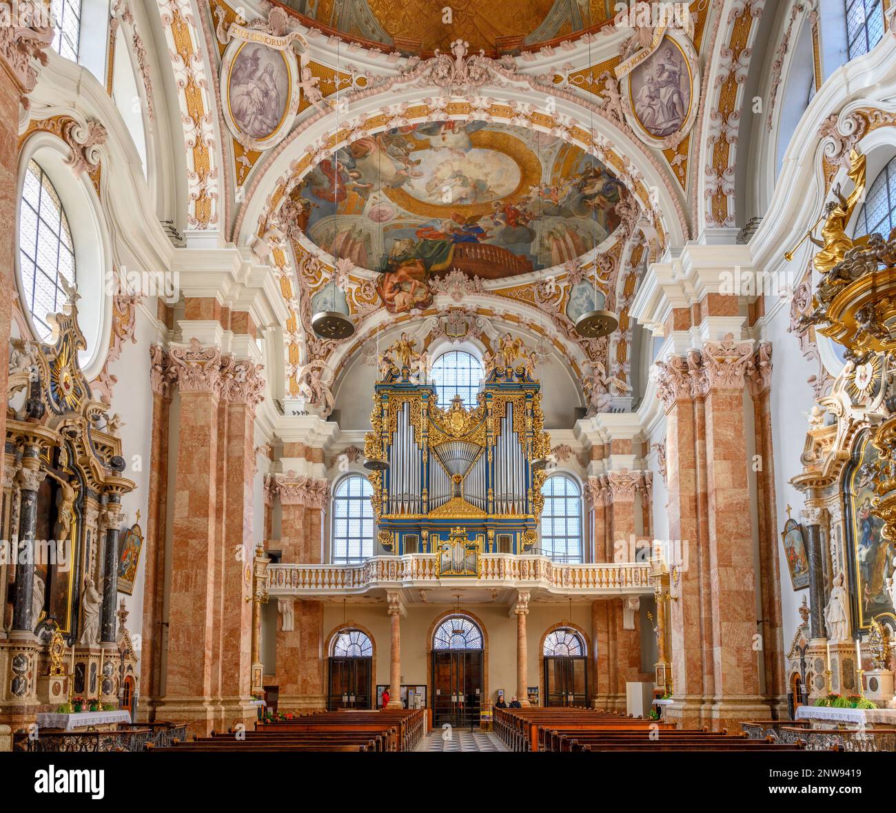 Interno di Dom St Jakob (Cattedrale di Innsbruck) nel centro storico (altstadt), Innsbruck, Austria Foto Stock