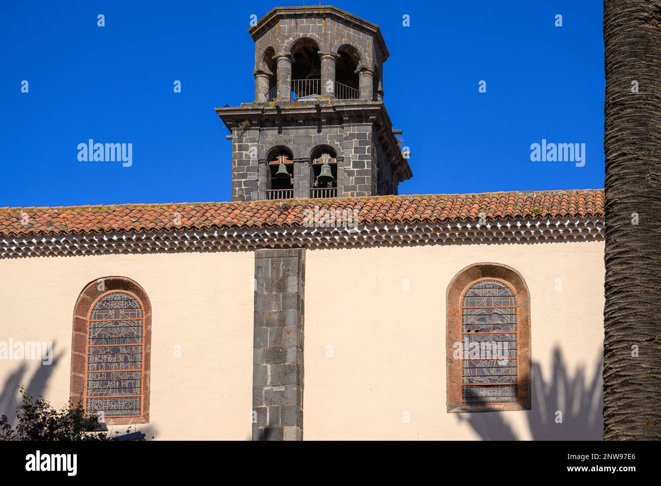 Il campanile della Chiesa dell'Immacolata Concezione da Plaza Doctor Olivera a San Cristobal de la Laguna, Tenerife. Foto Stock