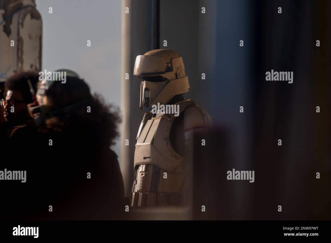 Shoretrooper di Disney's Andor filma su Cleveley's Prom. Foto Stock