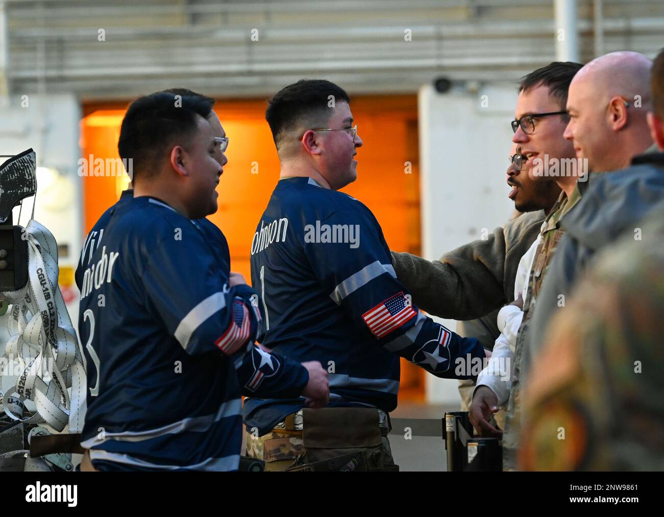 STATI UNITI I caricatori di armi dell'aeronautica competono nel concorso Load Crew of the Year alla base dell'aeronautica di Eielson, Alaska, 27 gennaio 2022. I 18th AMU, 355th AMU e 356th AMU mettono alla prova le loro abilità nel concorso che ha determinato il vincitore in base alla velocità e all'efficienza. Foto Stock