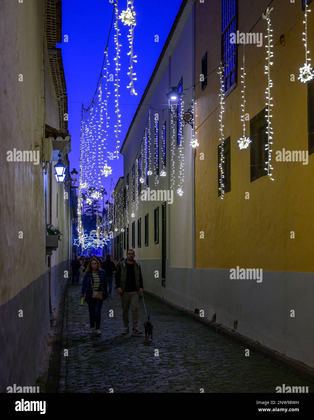 Corde di luci natalizie pendono su una festosa Calle Dean Palahi a San Cristobal de la Laguna, Tenerife Foto Stock