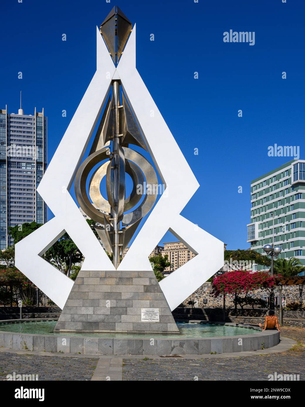 La scultura del vento di César Manrique è costituita da una serie di elementi geometrici che ruotano con il vento. È uno dei giocattoli a vento di Manrique. Foto Stock La scultura del vento di César Manrique è costituita da una serie di elementi geometrici che ruotano con il vento. È uno dei giocattoli a vento di Manrique. Foto Stock