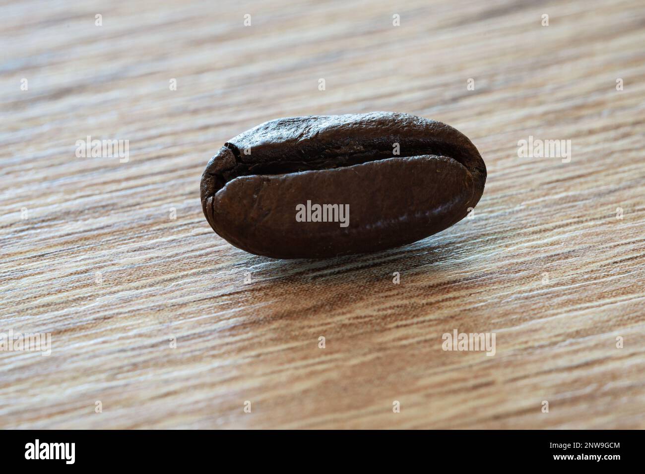 Macinatura di un chicco di caffè Foto Stock