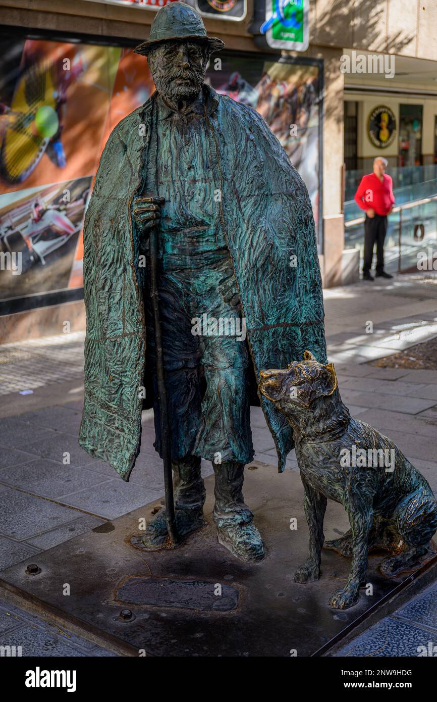 Statua in bronzo a grandezza naturale di "Favila" di un pastore delle Canarie e del suo cane (pastore Canario) Foto Stock
