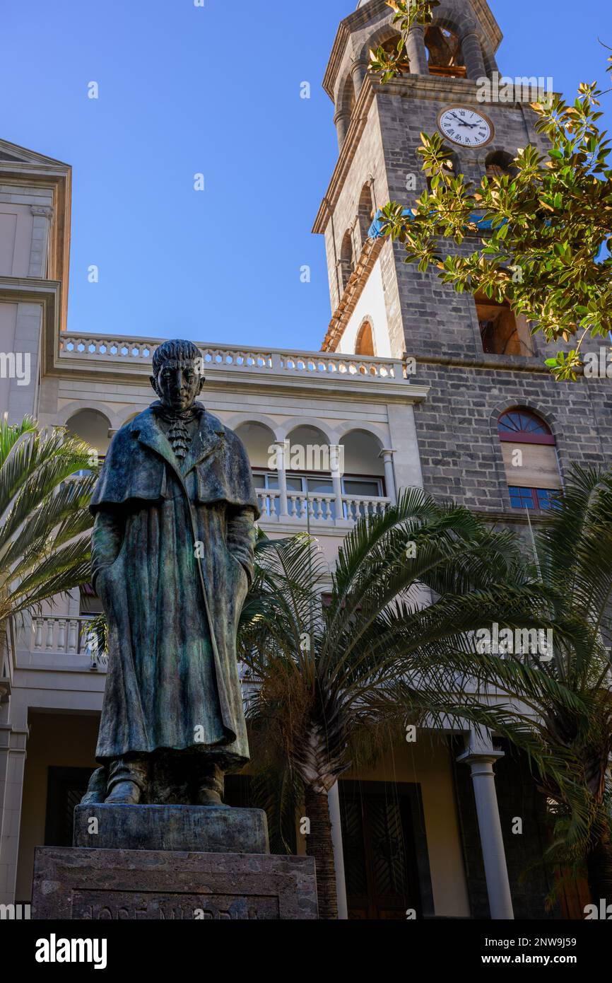 La statua in bronzo di José Murphy y Meade, "il padre di Santa Cruz", di fronte all'alta Corte di giustizia in Plaza de San Francisco, Santa Cruz Foto Stock