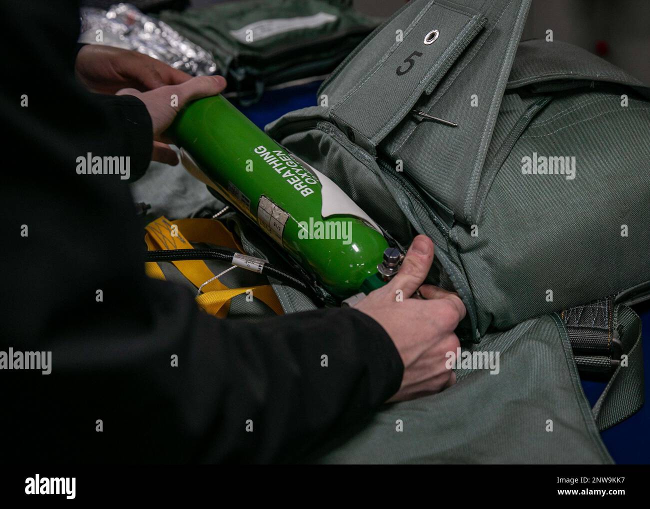230117-N-EL850-1038 MARE ADRIATICO (17 gennaio 2023) Aircrew Survival Equipmentman 3rd Classe Noah Wilcox, assegnato alla portaerei di classe Nimitz USS George H.W. Bush (CVN 77), impacca un paracadute per un Hawkeye E2-D, 17 gennaio 2023. The George H.W. Bush Carrier Strike Group è in fase di implementazione pianificata negli Stati Uniti Naval Forces Europe area of Operations, impiegato dagli Stati Uniti Sesta flotta per difendere gli interessi degli Stati Uniti, alleati e partner. Foto Stock