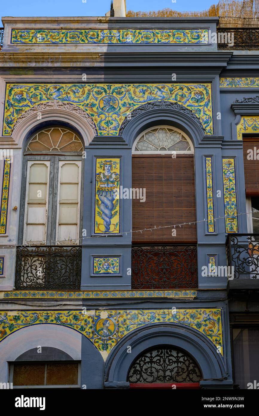 Le piastrelle ornate e colorate di Alicatado adornano gli edifici storici nella Calle de Nicolás Estevanez di Santa Cruz de Tenerife Foto Stock