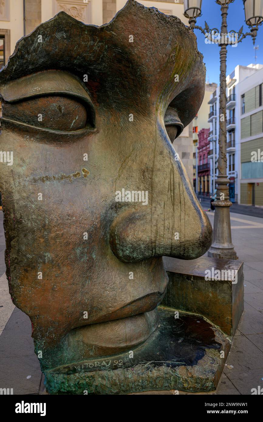 La monumentale scultura in bronzo del 1993 di Igor Mitoraj "per Adriano" in Plaza de la Isla de Madera, Santa Cruz de Tenerife. Foto Stock