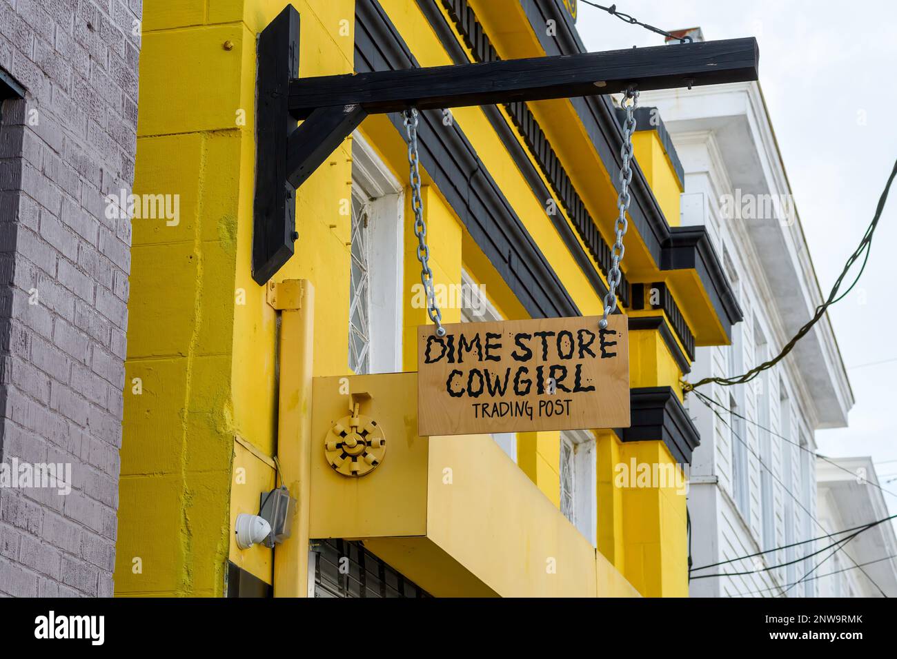 NEW ORLEANS, LA, USA - 24 FEBBRAIO 2023: Dime Store Cowgirl Trading Post su Oak Street nel quartiere di Carrollton Foto Stock