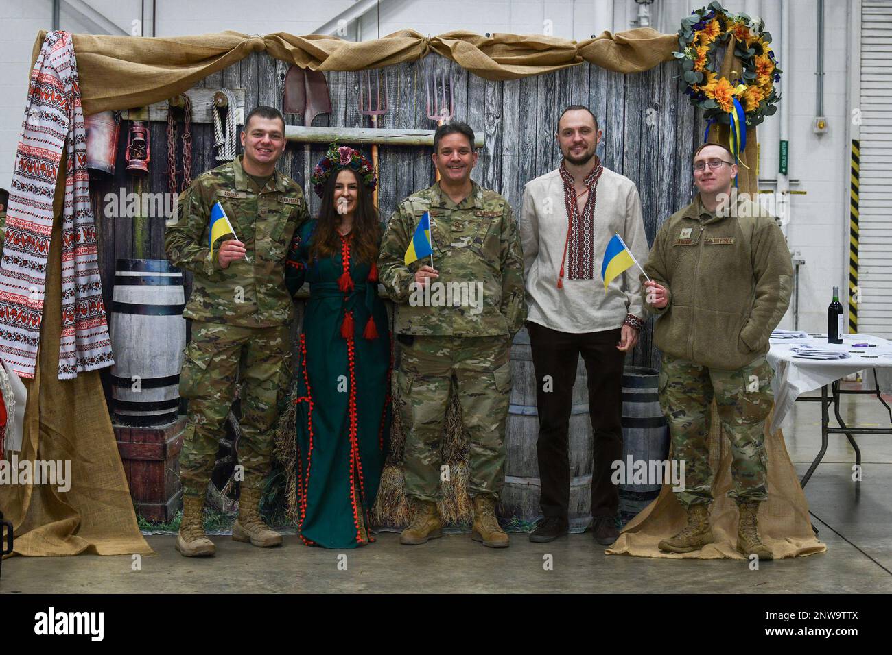 Reserve Citizen Airmen assegnato alla 910th Airlift Wing posa per una foto il 4 febbraio 2023, a Youngstown Air Reserve Station, Ohio. I membri dell'installazione hanno partecipato a un evento di carriera e di giornata della diversità che ha unificato gli Airmen attraverso le differenze di patrimonio, etnia e cultura. Foto Stock