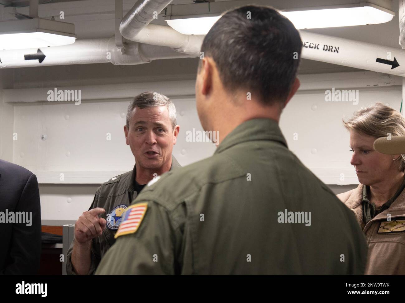 Pete Garvin, comandante, Naval Education and Training Command (NETC), a sinistra, CMD. Roger Phelps, il NETC, il responsabile di programma di apprendimento relativo pronto (RL), il centro e il capo Amy Bauernschmidt, ufficiale comandante della portaerei di classe Nimitz USS Abraham Lincoln (CVN 72) discutono i sistemi di addestramento riconfigurabile multi-scopo (MRTS) 3-D a bordo di Abraham Lincoln (CVN 72). Abraham Lincoln è attualmente ormeggiato a bordo di un pierside presso la Naval Air Station North Island, a sostegno delle operazioni nella terza flotta degli Stati Uniti. Foto Stock