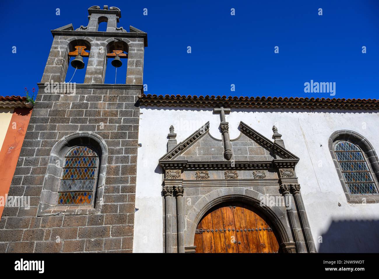 Il campanile e l'ingresso alla Iglesia del Hospital de Nuestra Señora de los Dolores, in Calle San Agustin, San Cristobal de la Laguna, Tenerife Foto Stock