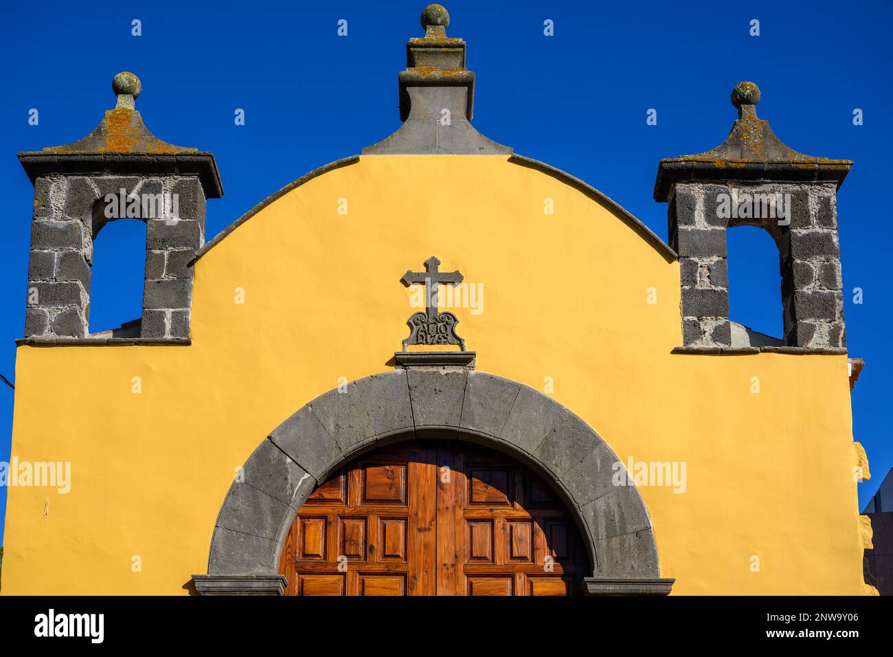 La Ermita de San Miguel Arcángel risale al 1506. La chiesa colorata è stata ricostruita nel 1759 e restaurata nel 20th ° secolo come sala espositiva. Foto Stock