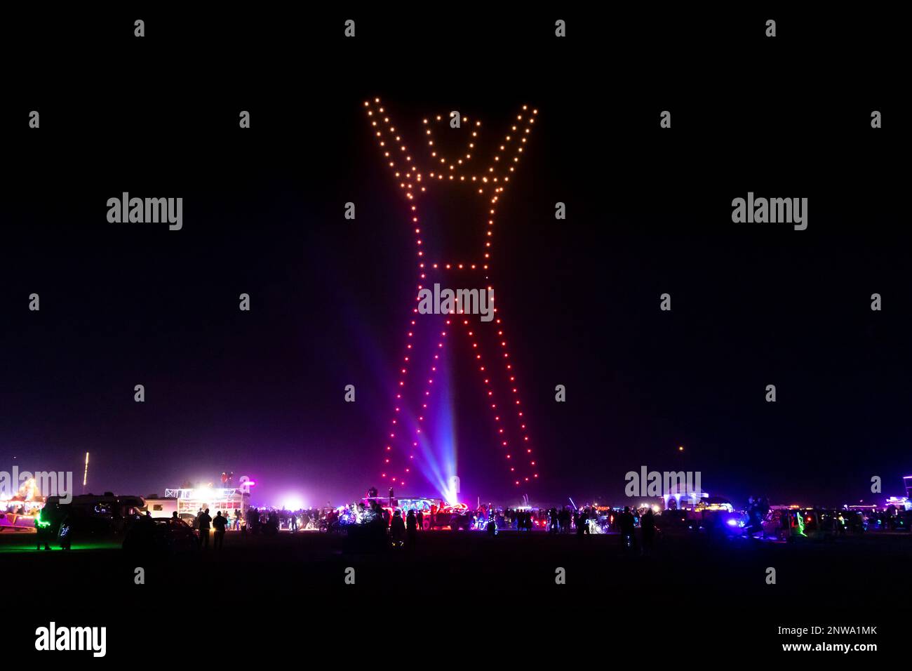 Burning Man fu cancellato nel 2021, ma migliaia di persone viaggiarono comunque verso il Black Rock Desert. Al posto di una "masterizzazione", gli artisti hanno messo in scena un massiccio spettacolo di droni Foto Stock
