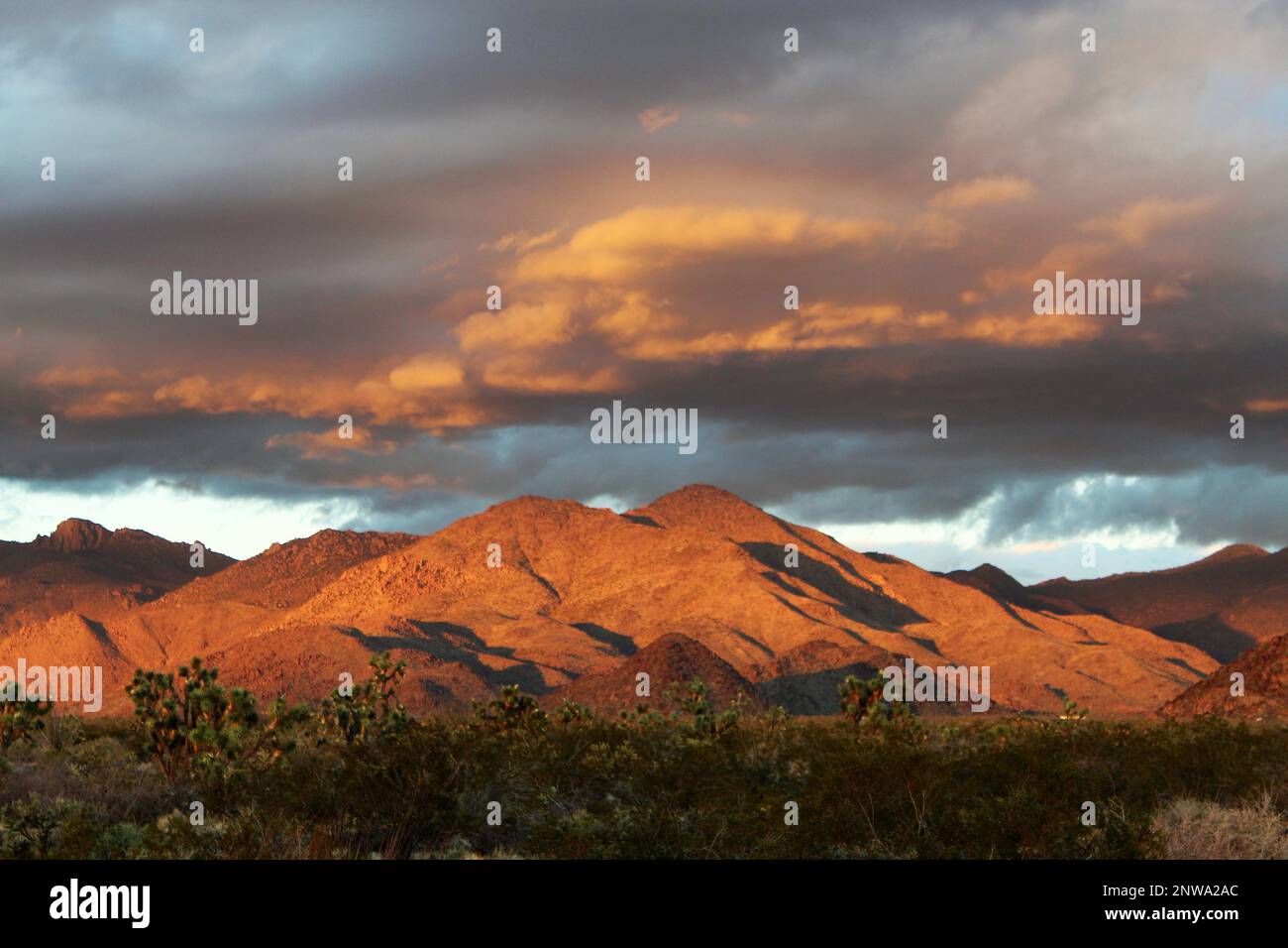 Montagne al tramonto con nuvole, Hualapai Montagne dopo una tempesta, nuvole tempesta e tramonto nel deserto Foto Stock