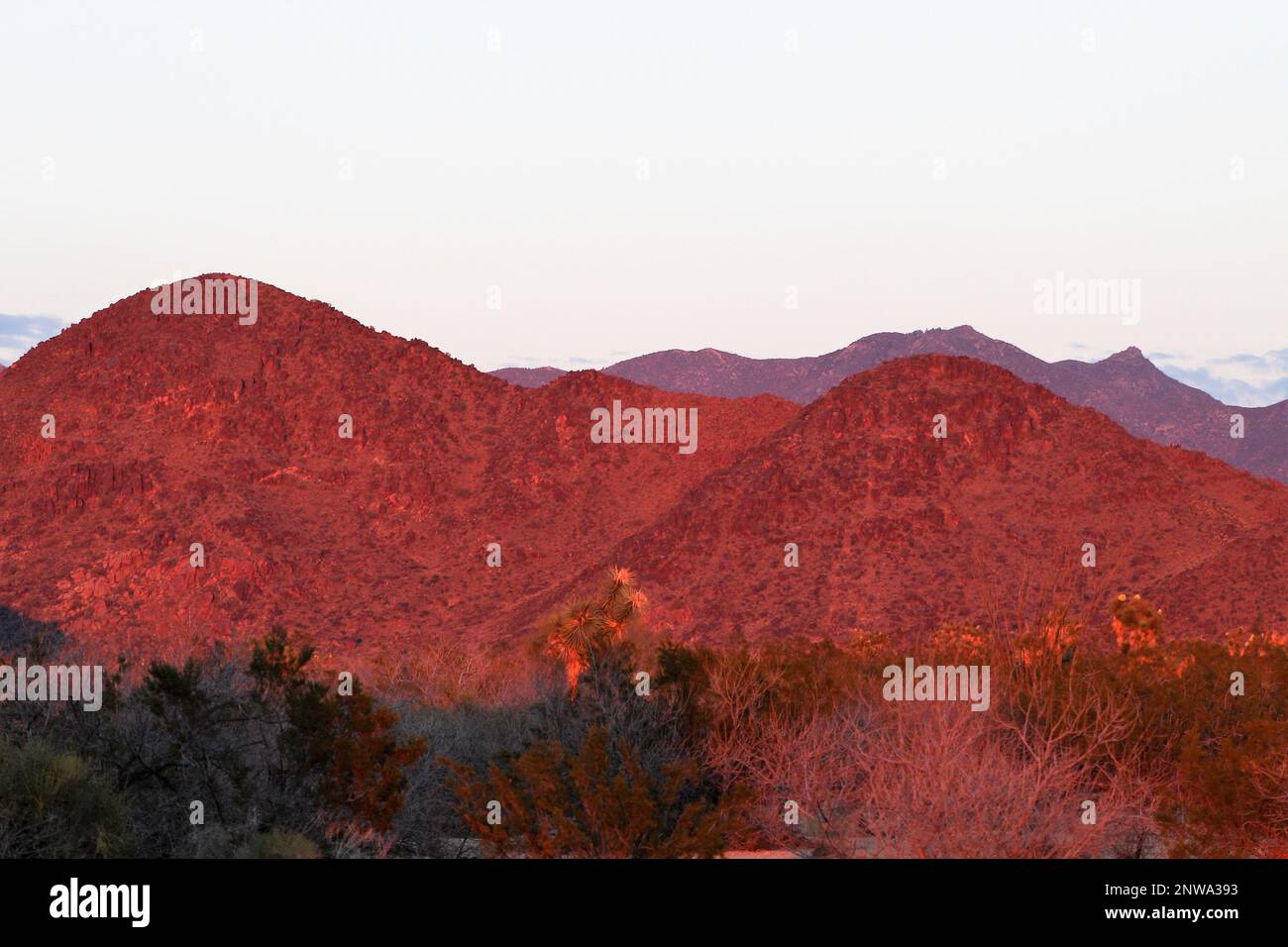Purple Desert Mountain, la maestosità di Purple Mountain, il sole splende sulla montagna nella contea di Mohave, Arizona, Hualapai Mountains al tramonto Foto Stock