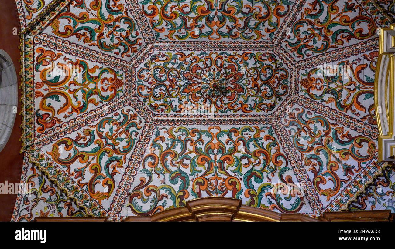 Un elaborato soffitto in legno dipinto in una cappella della Chiesa di Santo Domingo de Guzman a San Cristobal de la Laguna, Tenerife Foto Stock
