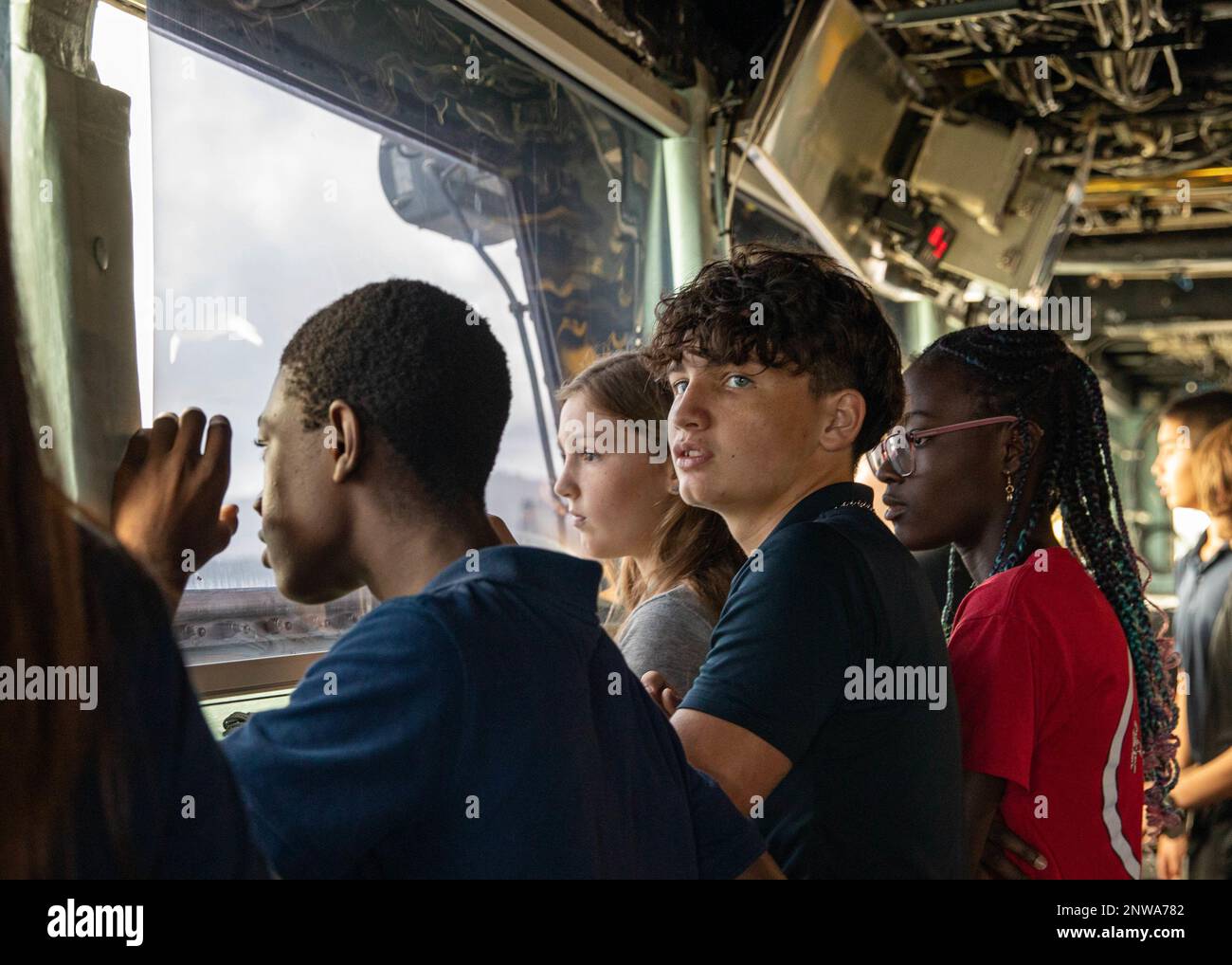 APRA HARBOR, Guam (12 gennaio 2023) - studenti del CMdR. McCool Middle School Esplora il ponte sul sottomarino USS Emory S. Land (COME 39), durante un tour a bordo della nave, il 12 gennaio. Emory S. Land ha il compito di fornire servizi di manutenzione e riparazione di livello intermedio, nonché di fornire servizi alberghieri e supporto logistico ai sottomarini guidati-missili e ad attacco rapido. Foto Stock