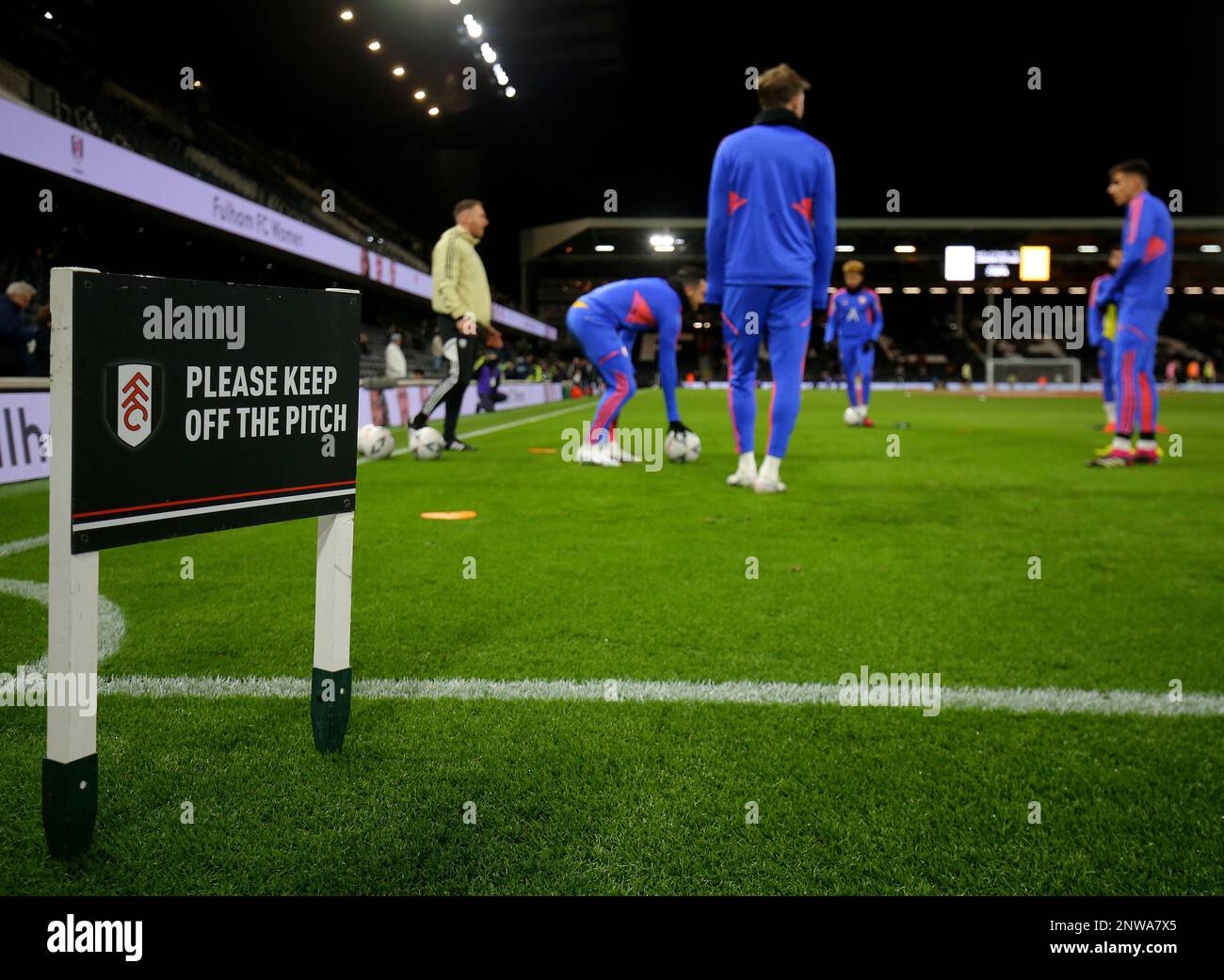 Londra, Inghilterra, 28th febbraio 2023. I giocatori di Leeds United si scaldano davanti a un cartello con la scritta “Please keep off the pitch” durante la partita della fa Cup al Craven Cottage, Londra. L'accreditamento dell'immagine dovrebbe leggere: Paul Terry / Sportimage Foto Stock