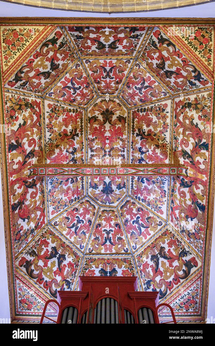 Un elaborato soffitto in legno dipinto in una cappella della Chiesa di Santo Domingo de Guzman a San Cristobal de la Laguna, Tenerife Foto Stock