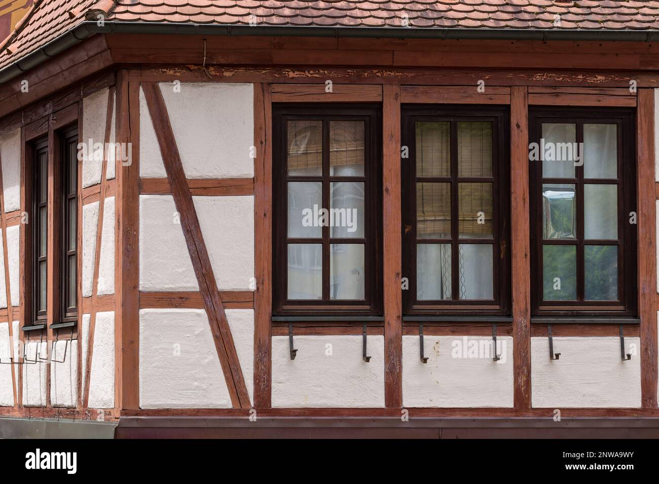 Dettaglio finestra orizzontale della vecchia costruzione di strutture in legno per la casa (tedesco: Holzfachwerk) in Germania Foto Stock