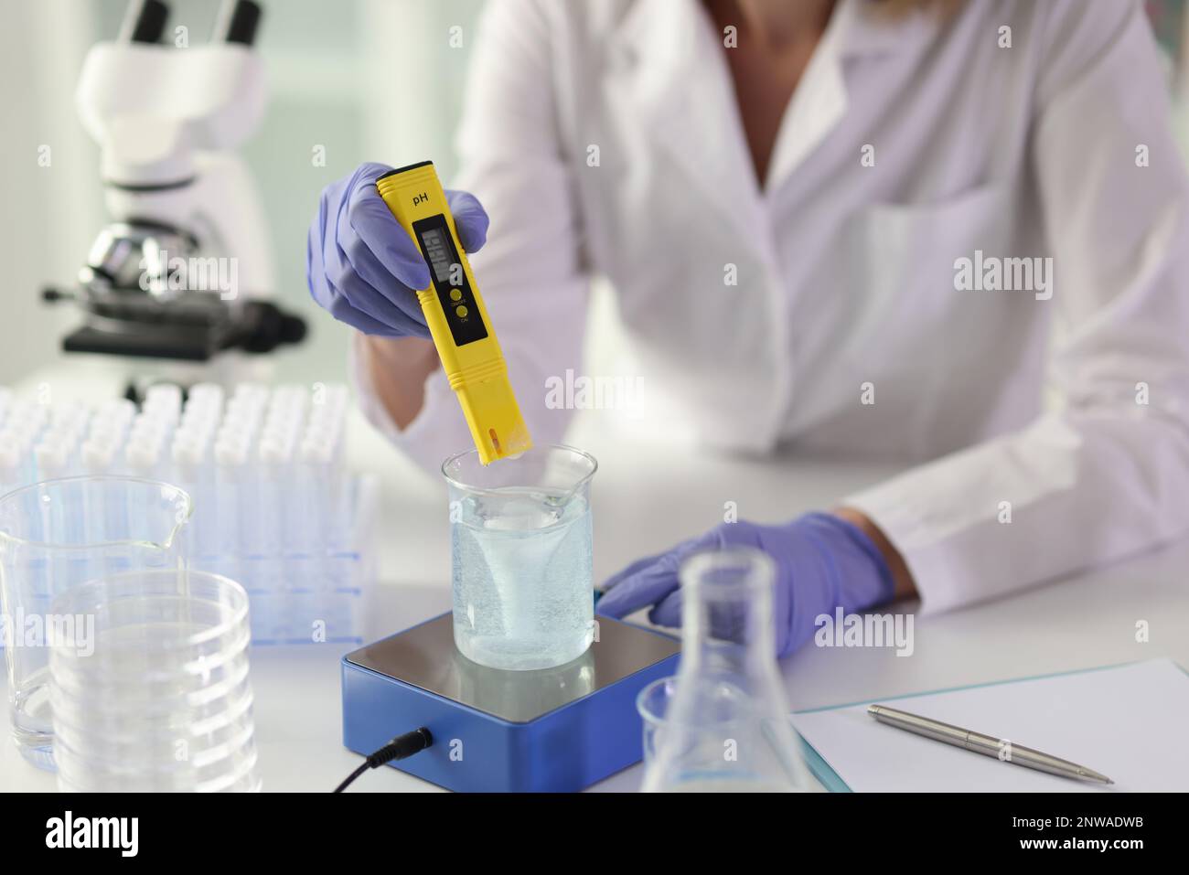 Scienziato donna laboratorio assistente facendo prove in laboratorio Foto Stock