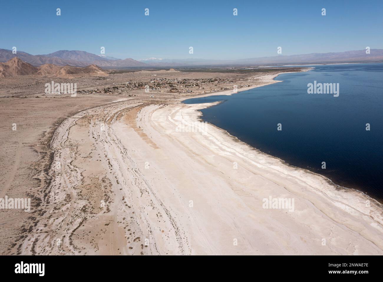 Il Mar di Salton della California si sta rapidamente riducendo in un periodo di siccità persistente. Le tossine nel letto di lago appena esposto hanno creato una grave crisi di salute pubblica. Foto Stock