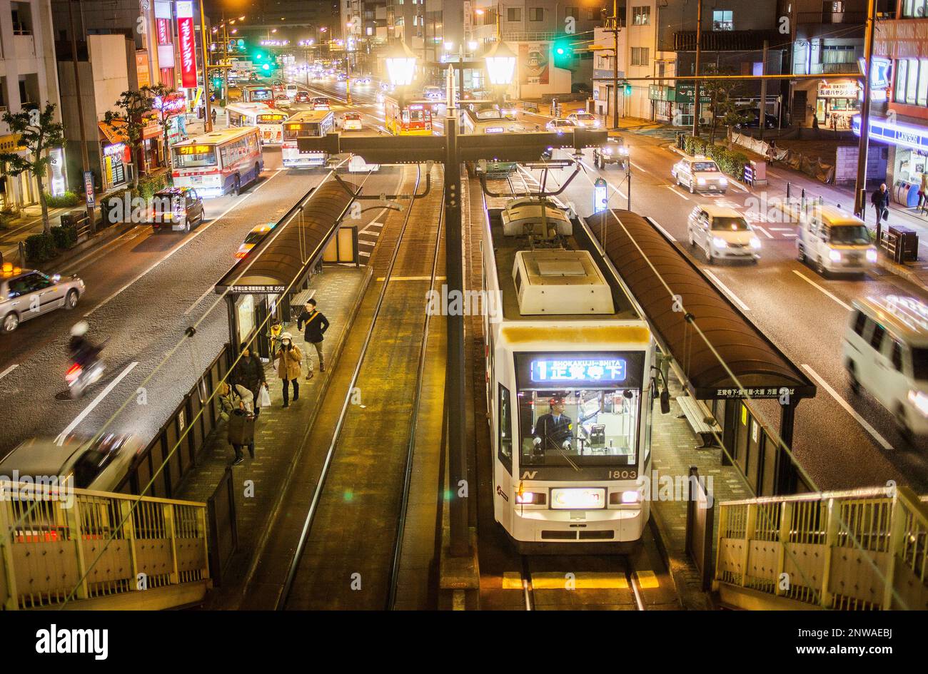 La fermata del tram di Yachiyo machi, di Nagasaki, Giappone. Foto Stock