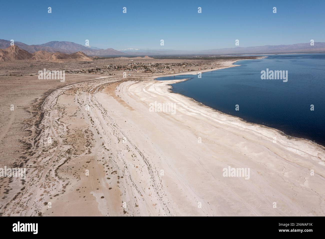 Il Mar di Salton della California si sta rapidamente riducendo in un periodo di siccità persistente. Le tossine nel letto di lago appena esposto hanno creato una grave crisi di salute pubblica. Foto Stock