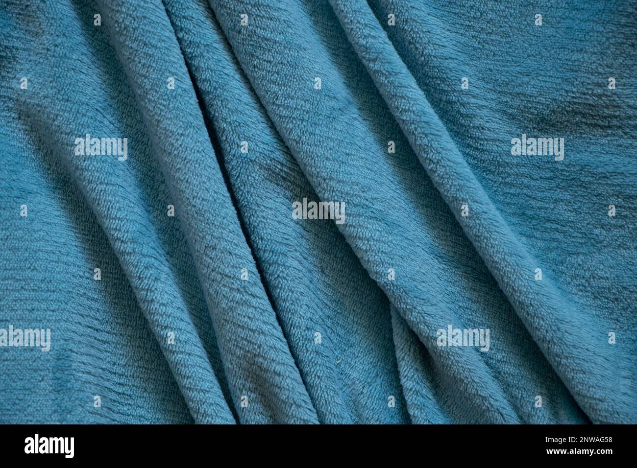 tessuto morbido di colore chiaro rugato come sfondo, plaid blu per lo sfondo Foto Stock