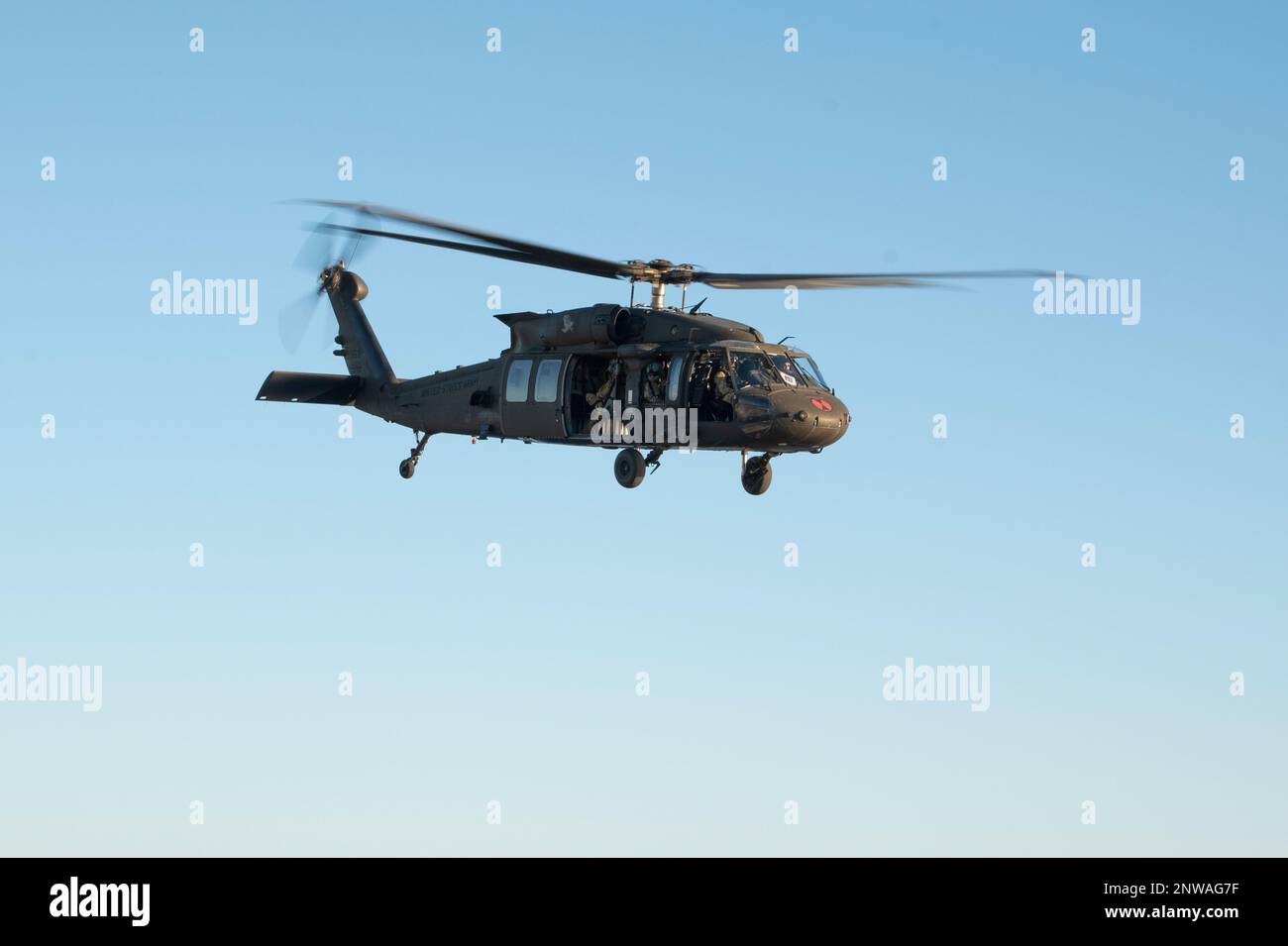 230124-N-XN177-2037 OCEANO PACIFICO (24 GENNAIO 2023) – STATI UNITI Esercito UH-60 elicottero Black Hawk assegnato alla 16th Combat Aviation Brigade vola sopra il vettore di assalto anfibio USS Tripoli (LHA 7) 24 gennaio 2023. Tripoli sta conducendo operazioni di routine nella U.S. 3rd Fleet. Foto Stock