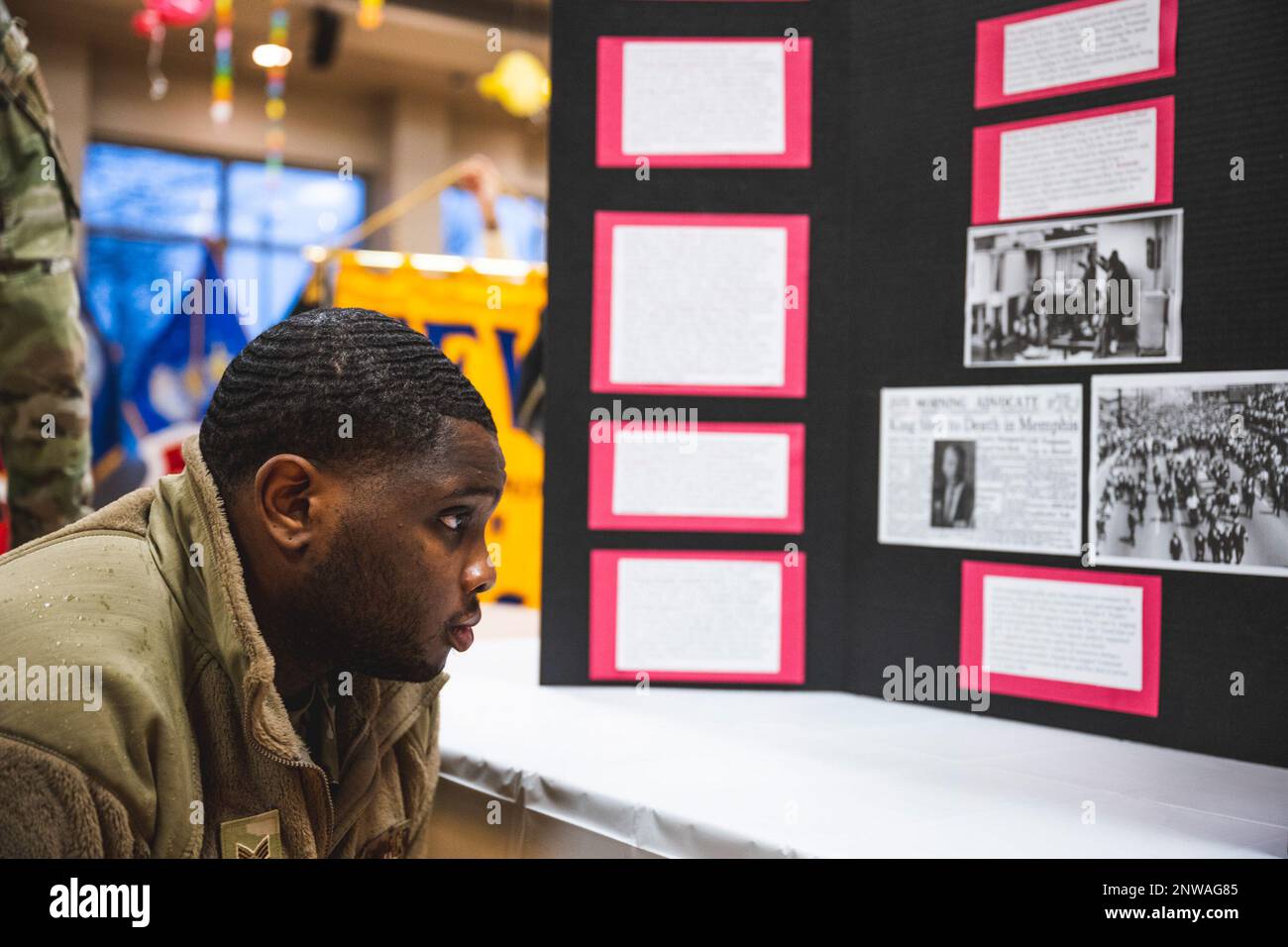 Senior Airman Shaquan Howsie, analista del National Air and Space Intelligence Center, studia un poster board informativo a gennaio 12 presso un Martin Luther King Jr. Osservanza del giorno presso l'USO Center sulla base dell'aeronautica militare Wright-Patterson, Ohio. L'evento si è tenuto per educare gli Airmen e onorare la vita e l'eredità di Re. Foto Stock