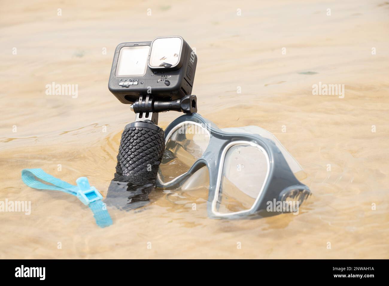 Ucraina Dnipro 05.08.2021 - fotocamera e maschera GoPro HERO 9 per immersioni in spiaggia in riva al lago, Action camera sul lago Foto Stock
